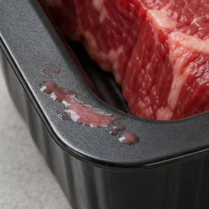 Meat juice residue on the sealing flange of an unsealed fresh-meat tray