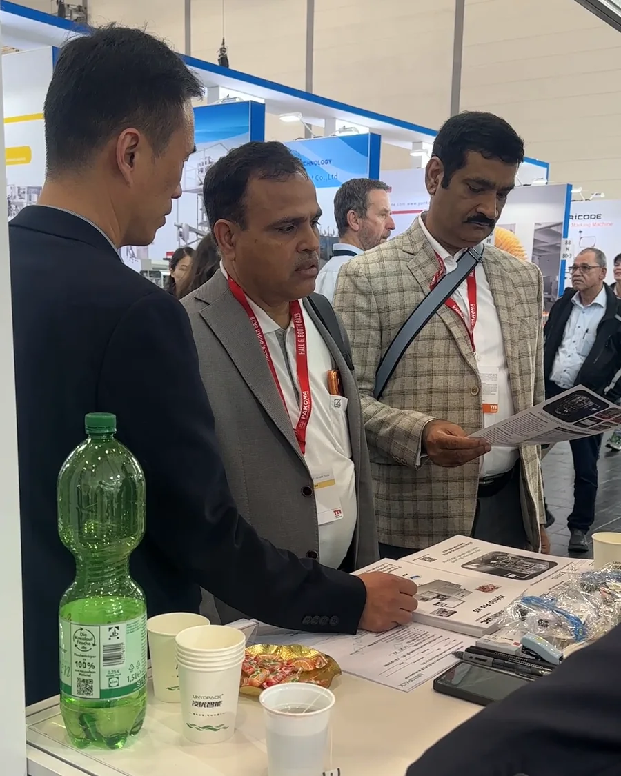 LINYOPACK engineer talking through a project with visitors at interpack