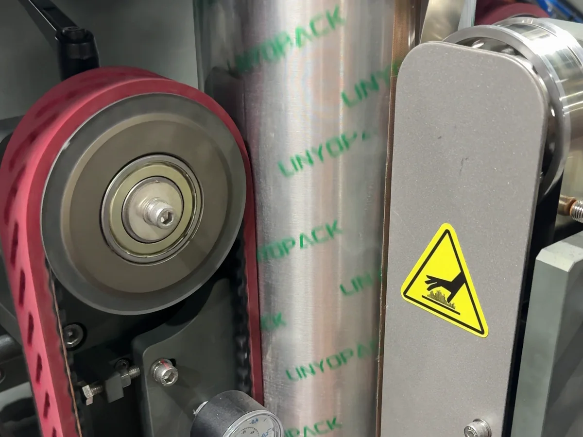 Film pull belts and drive on a VFFS machine
