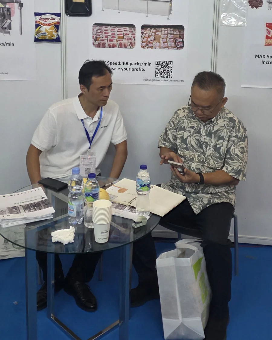 A LINYOPACK engineer discussing a project with a visitor