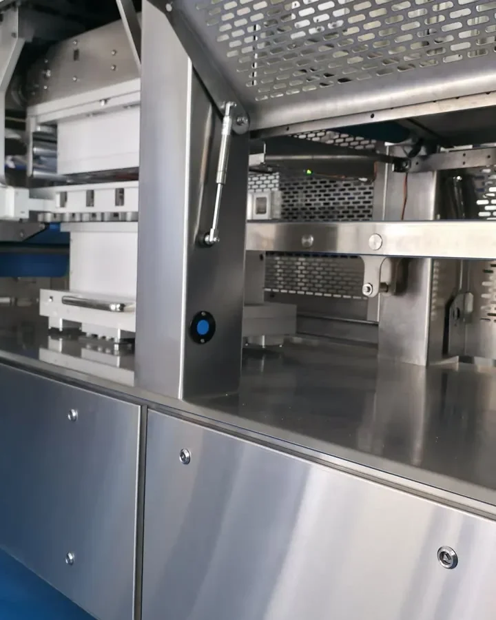 Tray feeding and transfer inside the T680