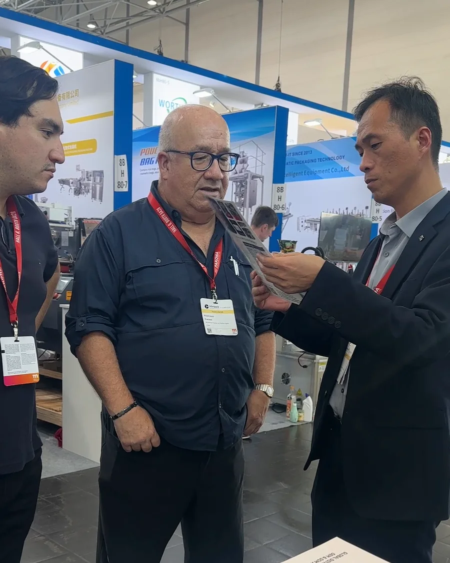 LINYOPACK engineer explaining a machine to visitors at interpack